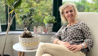 Béa, fondatrice de Femmes en Harmonie, accueillant les lectrices dans un espace dédié au bien-être, à l'équilibre et à l'épanouissement des femmes après 45 ans.