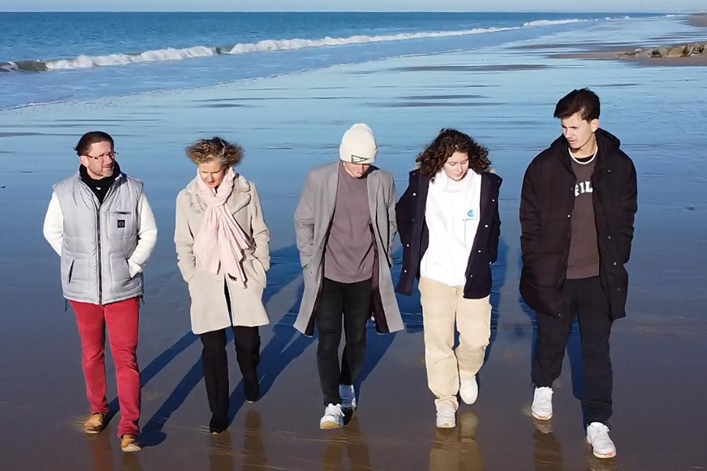 Ballade en famille au bord de la mer : tous les bienfaits de la Marche à Pied