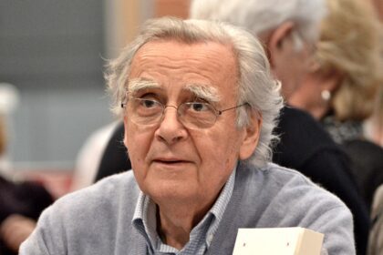 Bernard Pivot au Salon international du livre de Québec 2015. Il y fait la promotion de son livre "Les Mots de ma vie" dans lequel il nous invite à un voyage intime à travers les subtilités de la langue française, tout en mêlant des réflexions pour vivre pleinement à chaque âge.