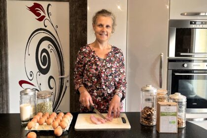 Béa, la fondatrice de Femmes en Harmonie, prépare des lamelles de blanc de poulet dans sa cuisine. En intégrant des aliments riches en protéines tels que le poulet, les œufs, le lait, le fromage et les graines dans ses plats, elle montre comment une alimentation équilibrée peut être délicieuse et nutritive.