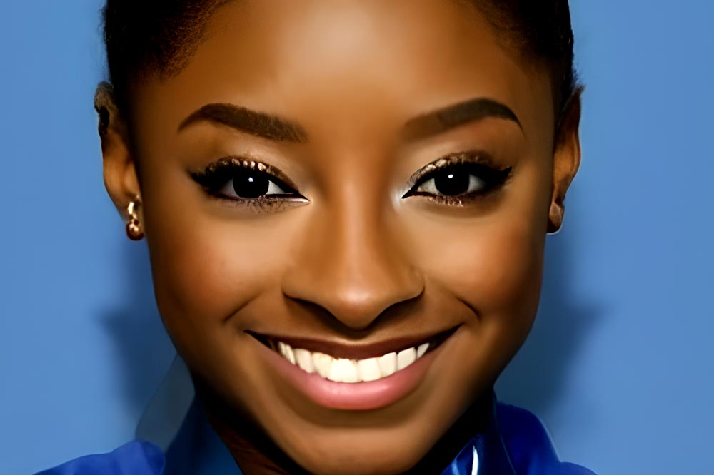 La gymnaste américaine Simone Biles entre à nouveau dans l’histoire en remportant trois médailles d’or et une médaille d’argent aux Jeux Olympiques de Paris et montre avec fierté ses nouveaux trophées.