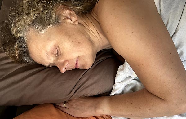 Béa, profondément endormie dans son lit, après avoir testé Go to Sleep de Pure Liink. Son avis souligne les bienfaits de ce complément simple et efficace pour améliorer la qualité du sommeil.