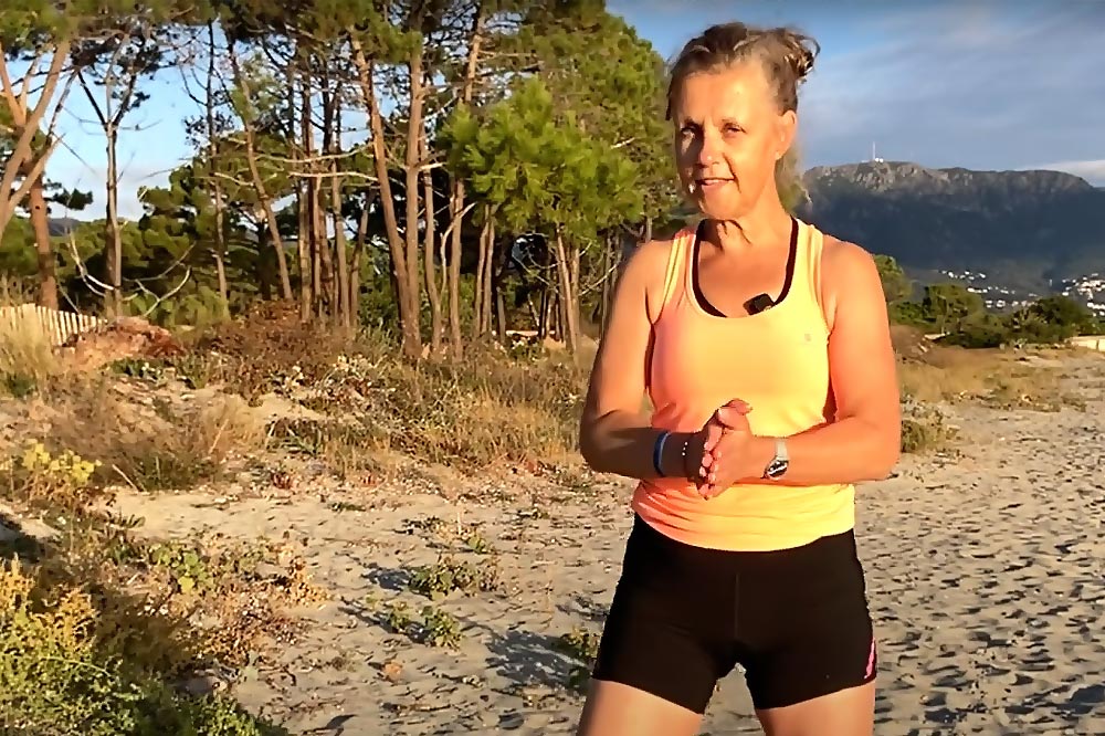 Béa, fondatrice de Femmes en Harmonie, pratique des exercices matinaux sur une plage au lever du soleil pour brûler des calories et stimuler son métabolisme naturellement.