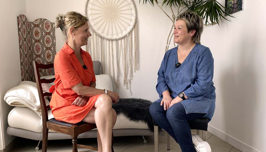 Béa, fondatrice de Femmes en Harmonie, en pleine discussion avec Corinne Boboeuf-Nativelle, sophrologue. Ensemble, elles échangent sur les bienfaits de la sophrologie, une méthode douce pour gérer le stress, améliorer le sommeil et renforcer la confiance en soi.