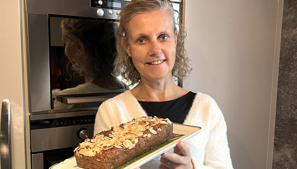 Béa, fondatrice de Femmes en Harmonie, présente son moelleux aux pommes et amandes, un gâteau léger et savoureux, idéal pour un dessert sain et gourmand