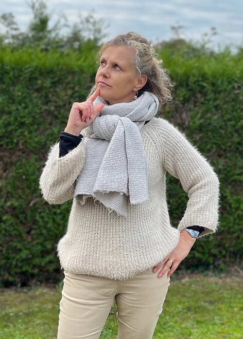 Béa, fondatrice de Femmes en Harmonie, en pleine réflexion dans son jardin, sur comment gérer la peur de vieillir avec sérénité. 