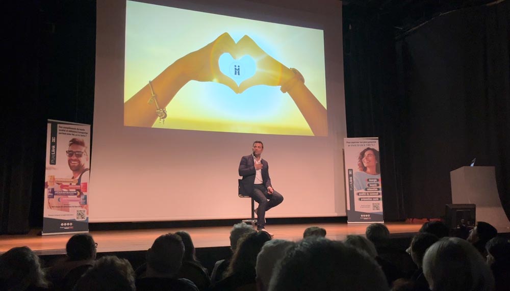 David Bernard, conférencier international, sur scène lors d’un événement à Deauville. Il partage des conseils pratiques pour transformer sa vie, retrouver l’estime de soi et se reconnecter à ses priorités essentielles.