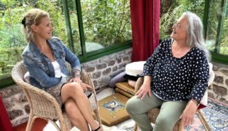 Béa, fondatrice de Femmes en Harmonie, interviewant Corinne Thoiron, hypnothérapeute, dans le cadre chaleureux d'une véranda entourée de verdure. Cette rencontre met en lumière les bienfaits de l’hypnose pour soulager le stress, améliorer le bien-être émotionnel et retrouver un équilibre intérieur.