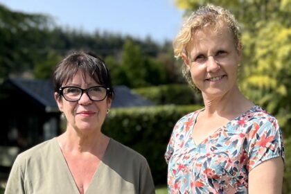 Béa, fondatrice de Femmes en Harmonie, aux côtés de Françoise, 71 ans, qui a retrouvé son énergie après 60 ans grâce à l’activité physique, une alimentation saine et un nouvel état d’esprit positif.