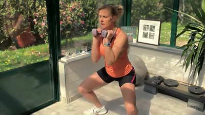 Pour le 6ème et dernier exercice de la séance, Béa exécute un squat sumo avec levée de bras, un exercice complet de musculation douce, ciblant à la fois le tronc, les cuisses, les épaules, et apportant un léger effet cardio pour stimuler l’énergie et l’endurance.