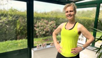 Béa, fondatrice de Femmes en Harmonie, en tenue de sport dans sa véranda, prête à guider sur des exercices pour brûler les graisses. Cette séance te permettra de tonifier ton corps, relancer ton métabolisme et retrouver de l’énergie après 50 ans.