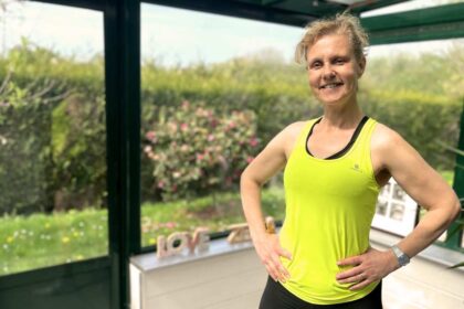 Béa, fondatrice de Femmes en Harmonie, en tenue de sport dans sa véranda, prête à guider sur des exercices pour brûler les graisses. Cette séance te permettra de tonifier ton corps, relancer ton métabolisme et retrouver de l’énergie après 50 ans.